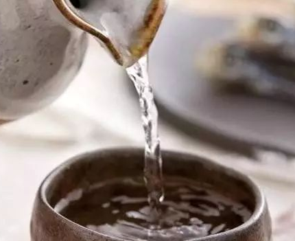 科學(xué)飲用白酒，有益身體健康